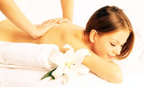 睡前互按涌泉穴，夫妻養生情更深